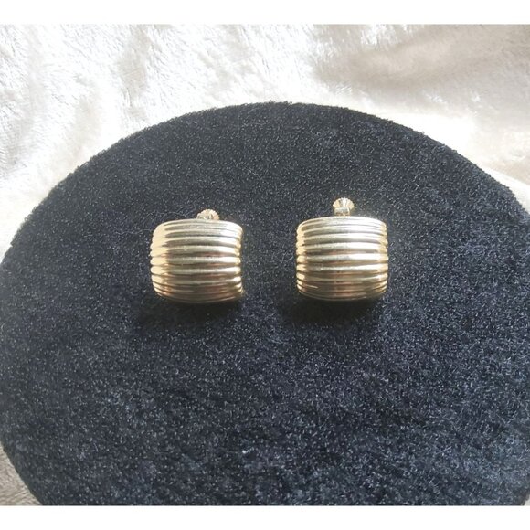 Vintage Ribbed Gold-Tone Screw back Hoop Earrings - Picture 1 of 3